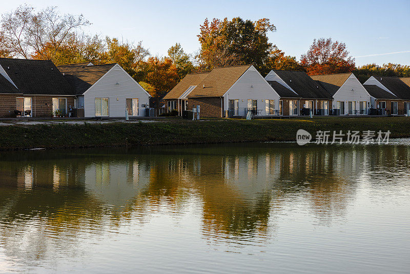 弗吉尼亚州纽波特纽斯(Newport News)的湖滨公地(Lakefront Commons)与阳光明媚的房屋